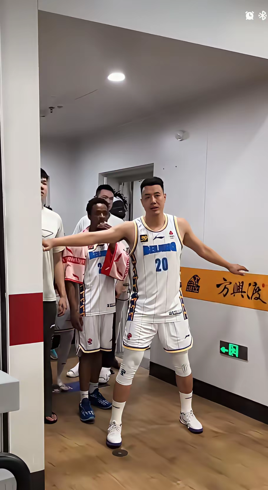 kaiyun-浙江队训练开放日,窗口期复出首秀引欢呼,NBA季后赛在即,纪律约束更严格的简单介绍