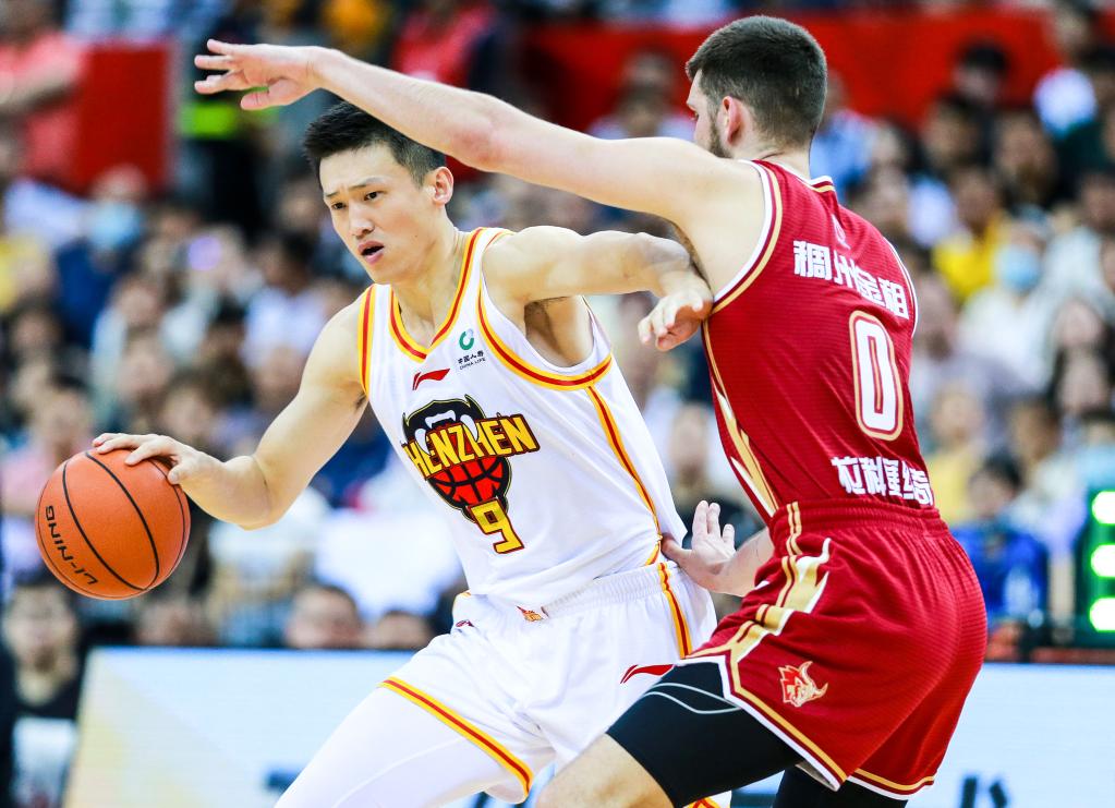关键时刻深圳男篮调整名单以备NBA总决赛,迎来里程碑环节打磨,管理层满意,心理建设被强调  关键时刻深圳男篮调整名单以备NBA总决赛,迎来里程碑环节打磨,管理层满意,心理建设被强调
