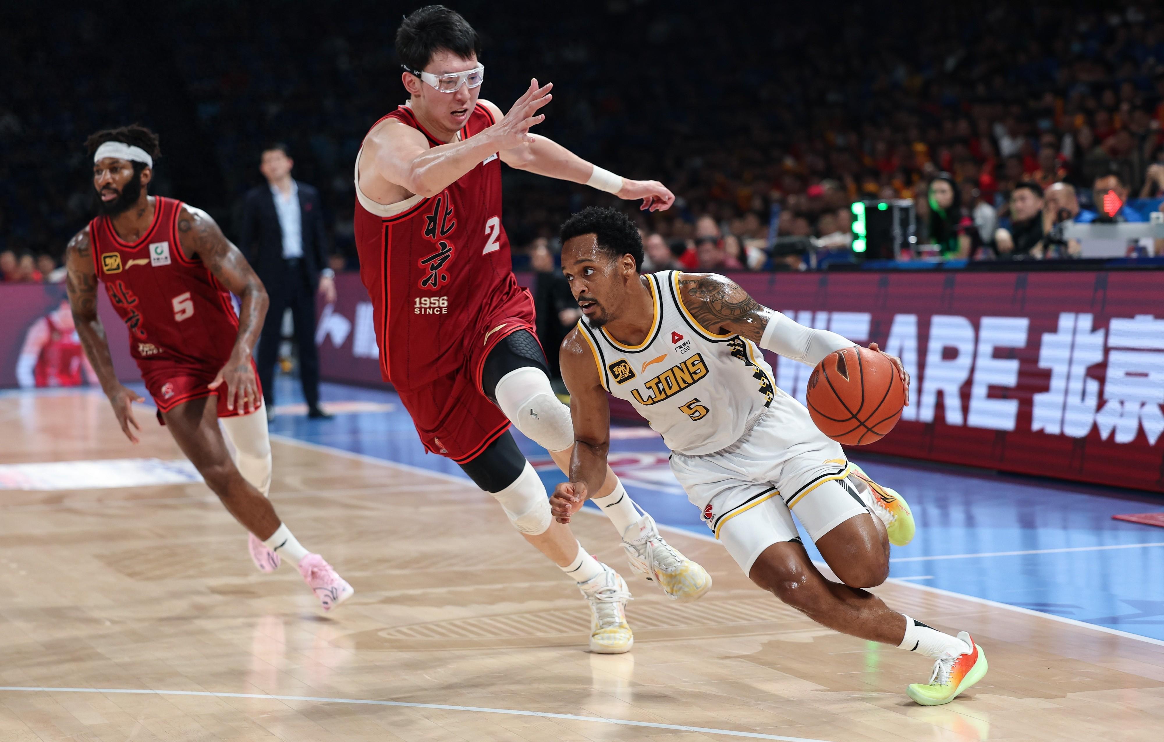 关于北京首钢迎欧篮联关键赛，今晨门线救险，话题不断，临场指挥获称赞的信息